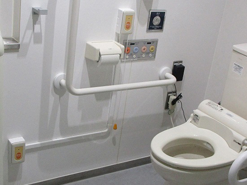 非常通報ボタンを多機能トイレに設置