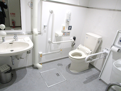 多機能トイレ・車いす・オストメイト対応