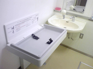 多機能トイレ・おむつ交換台