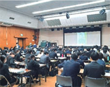 ���s�@�V�K�̗p�E�����̌��C�i�Z���^�[�앐�ɔV���j