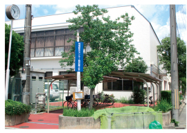 �Z���^�[�����̒��֏�̑O�ɃZ���^�[��\������Ŕ�ݒu